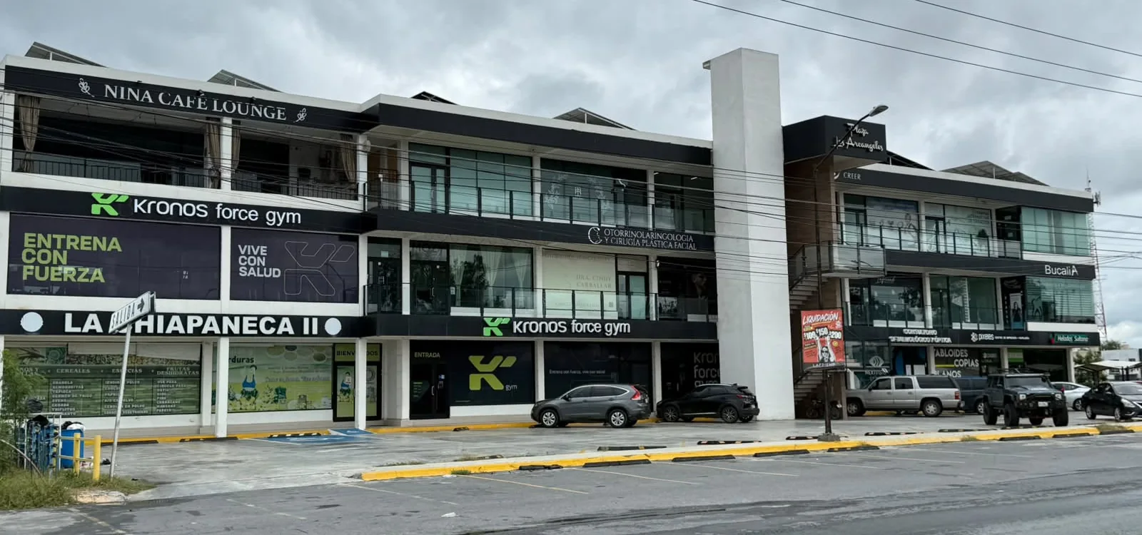 Plaza Arcángeles con los letreros de Kronos Force Gym en sus dos niveles